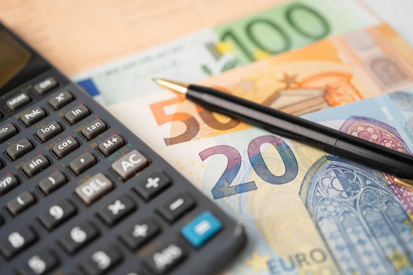 Taschenrechner und schwarzer Stift auf Euro-Banknoten – Symbolbild zur Immobilienfinanzierung