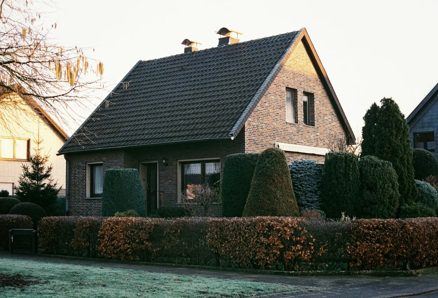 Wohnhaus mit Ziegelfassade und Vorgarten in Viersen – Symbolbild zur Immobilienvermittlung