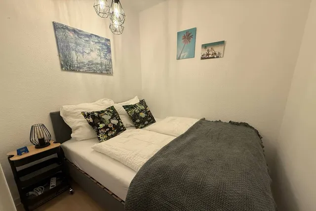 Doppelbett mit grauer Decke