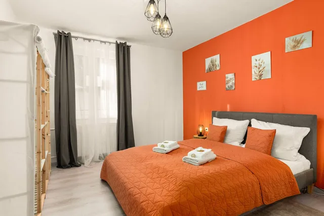 Orangefarbenes Schlafzimmer