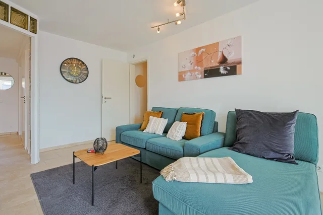 Blick über das Ecksofa zur Wohnzimmertür.