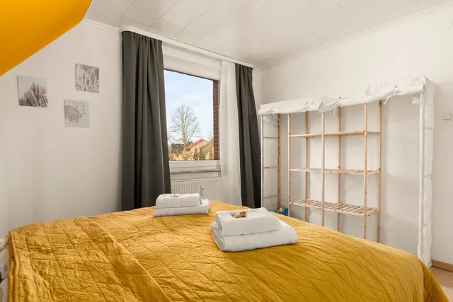 Schlafzimmer mit gelber Decke