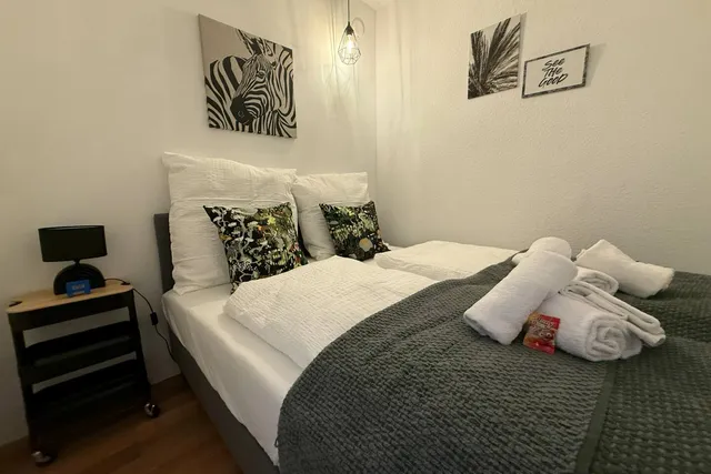 Doppelbett mit grünen Kissen