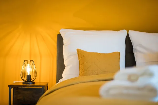 Bett mit Nachttischlampe