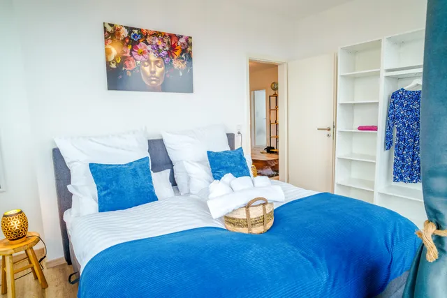 Schlafzimmer mit blauem Bett