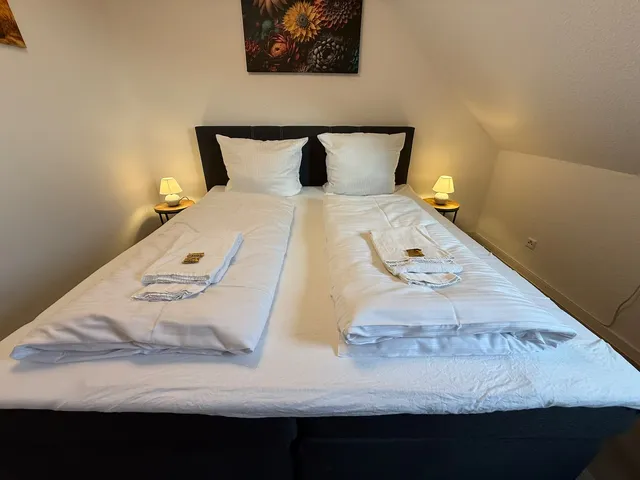 Doppelbett mit Handtüchern