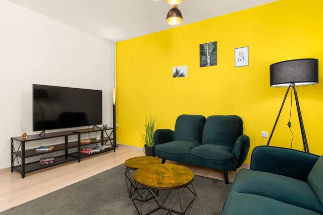 Wohnzimmer mit gelber Wand