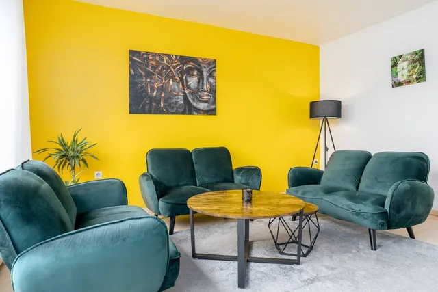Grüne Sofas im Wohnbereich