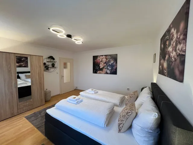Schlafzimmer mit Kleiderschrank
